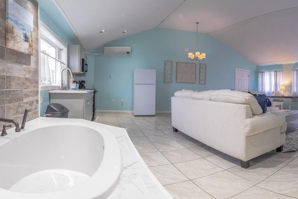 Elegant Jacuzzi Suite Hancock Экстерьер фото